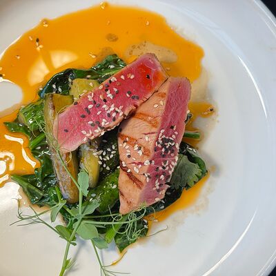 Стейк из тунца с жареными огурцами по-азиатски в Pellegrino по цене 995 ₽