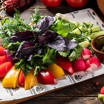 Ассорти из сезонных овощей и зелени в PRO.Хинкали by Novikov по цене 880 ₽