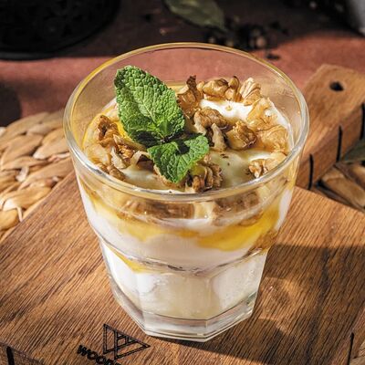 Мацони с медом и грецкими орехами в Джонджоли по цене 430 ₽