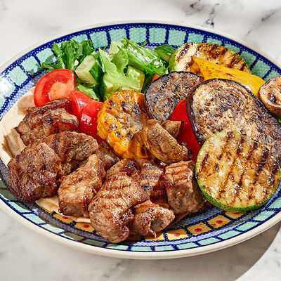 Свиной шашлык с овощами гриль в Теплые края-уголок Италии по цене 795 ₽