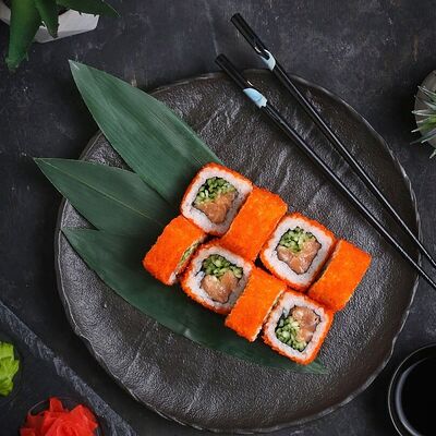 Ролл Калифорния с лососем в Рыбин Гуд Sushi Premium по цене 777 ₽