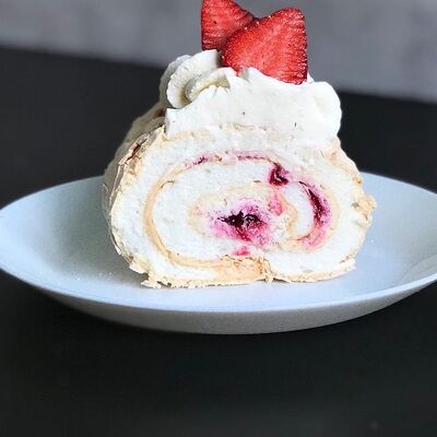 Меренговый рулет в Kissberry по цене 550 ₽