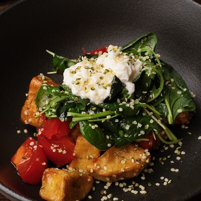 Салат с хрустящими баклажанами в Art lounge по цене 510 ₽