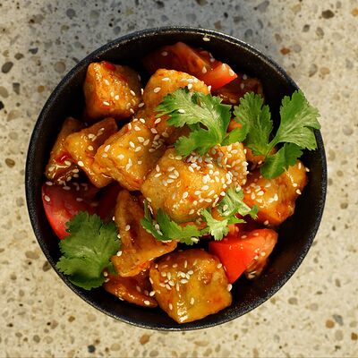 Салат с хрустящими баклажанами и томатамив Foodmarket по цене 390 ₽