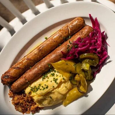 Колбаски гриль с сырным пюре и соленьями в Dizengof/99 по цене 1350 ₽