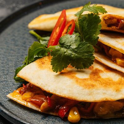 Кесадилья с цыпленком в Half of You по цене 420 ₽