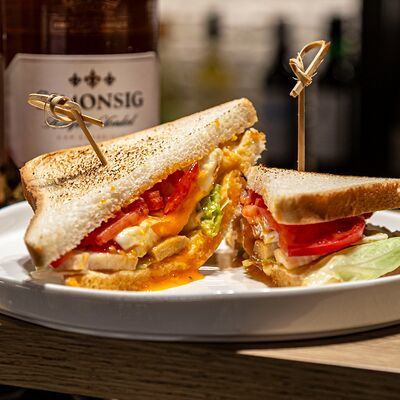 Клаб-сэндвич с беконом или курицей в Wine and Whiskey by Simple по цене 500 ₽