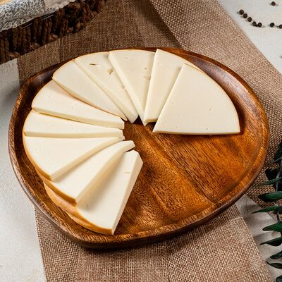 Сыр копчёный Сулугуни в нарезку в Ресторан Батони по цене 630 ₽