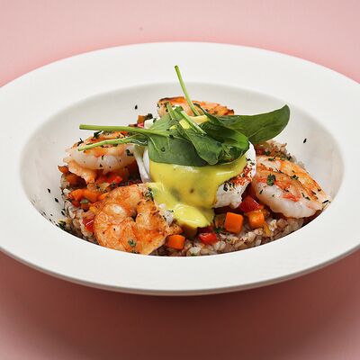 Гречка с креветкой/курицей и яйцом пашот в Еще одна кондитерская Академик по цене 810 ₽