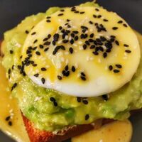 Бенедикт с гуакамоле в Dobro coffee microroasters