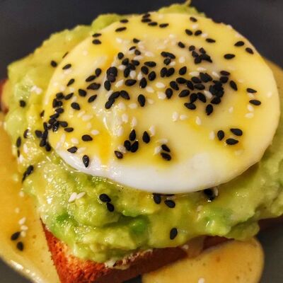 Бенедикт с гуакамоле в Dobro coffee microroasters по цене 345 ₽