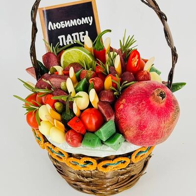 Закуски Для любимого папы халяль (в корзине) в Дарите красиво по цене 5500 ₽