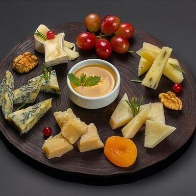Ассорти итальянских сыров в Bluefin по цене 4050 ₽