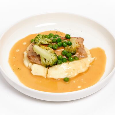 Куриная грудка с картофельным пюре и соусом жу в Ciro bistro по цене 890 ₽