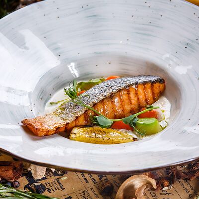 Лосось с молодыми овощами и винным соусом в Столица по цене 1650 ₽