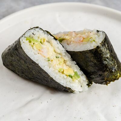 Онигири с крабом в Аками рамен по цене 260 ₽