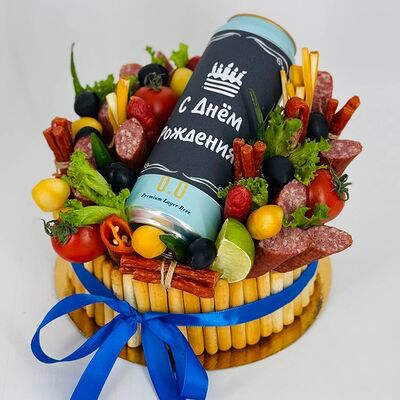 Оригинальный колбасный торт с безалкогольным пивом на день рождения близкимв Дарите красиво по цене 4398 ₽