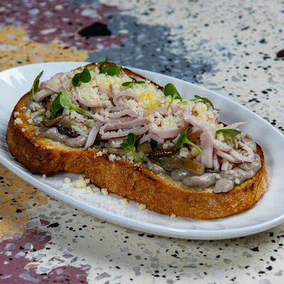 Брускетта с пастрами из птицы и грибами в Pink milk x Lift по цене 780 ₽