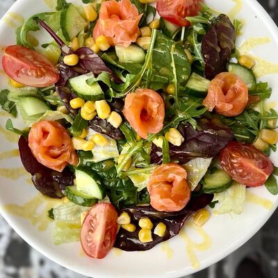 Зелёный салат с лососем в Блинвуд по цене 480 ₽