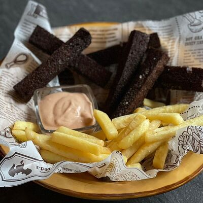 Гренки из бородинского хлеба с картофелем фри в Жар-пицца по цене 270 ₽