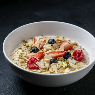 Овсяная каша с ягодами, бананом и орехами в Corner Grill по цене 620 ₽