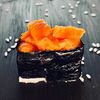 Гункан с лососем в ОРИГАМИ по цене 260