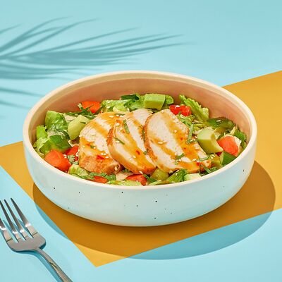 Салат с курицей и авокадо в устрично-сладком соусе в Dostaевский по цене 435 ₽