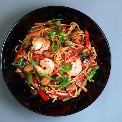 Яичная лапша с курицей и креветками в Брют ли по цене 580 ₽