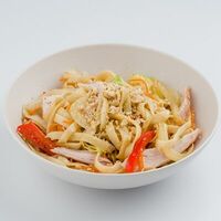 Вок с цыпленком и пшеничной лапшой в Суши сити