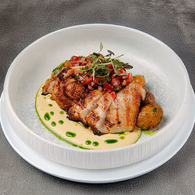 Хрустящий цыпленок с молодым картофелем, сальсой из сезонных томатов и кукурузно-лимонным кремом в Бумбараш по цене 675 ₽