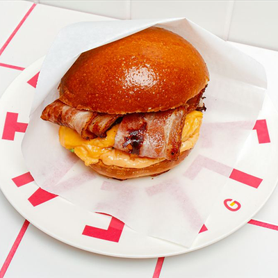 Утренняя булочка с беконом в Eggsellent по цене 580 ₽