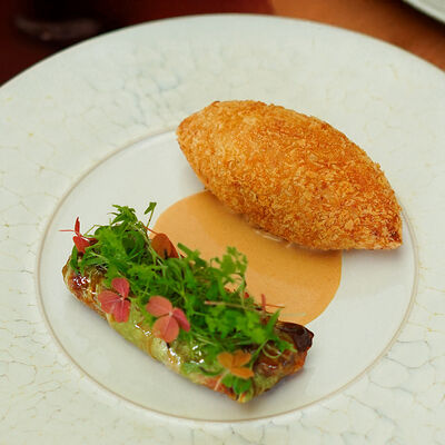 Котлета из щуки с овощным голубцом и соусом из раков в Yale по цене 1200 ₽