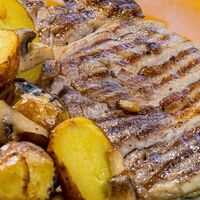 Стейк из свинины с печеным картофелем, грибами и сырно-мясным соусомв Устрицы & танцы