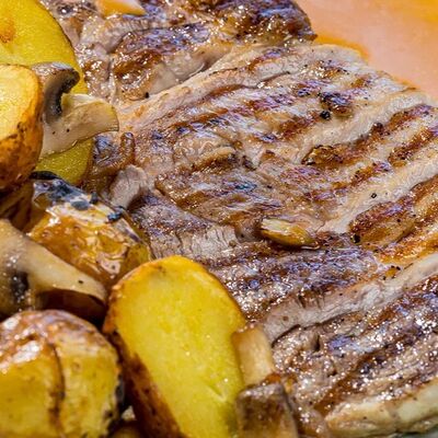 Стейк из свинины с печеным картофелем, грибами и сырно-мясным соусомв Устрицы & танцы по цене 980 ₽