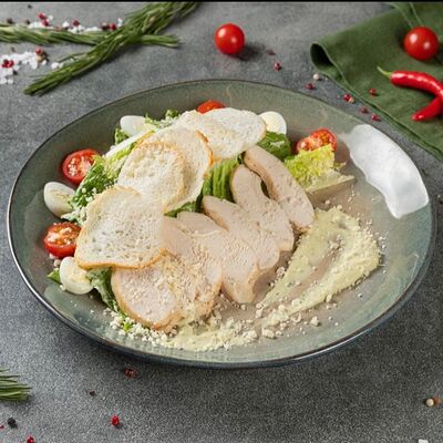 Салат Цезарь с курицейв Котлета по цене 670 ₽