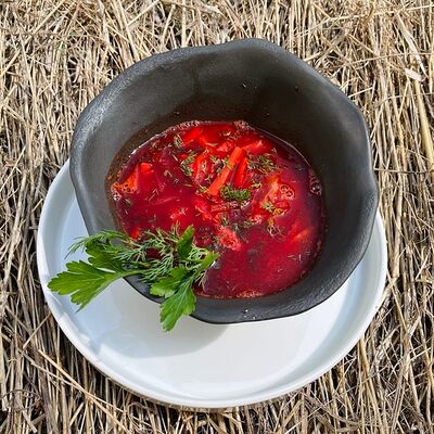 Борщ с говядиной (обеденное меню) в Кафе Театральное по цене 180 ₽