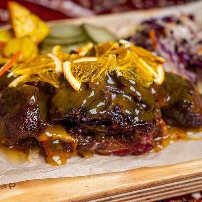 Говяжьи ребра с цитрусовой глазурью и апельсиновой крошкой в Ребра по цене 1320 ₽