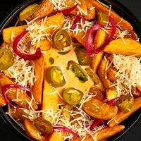Картофель по-деревенски с острым соусом и пармезаном в Look lounge