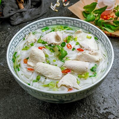 Суп Pho Ga с курицей в Pho Dat Viet по цене 550 ₽