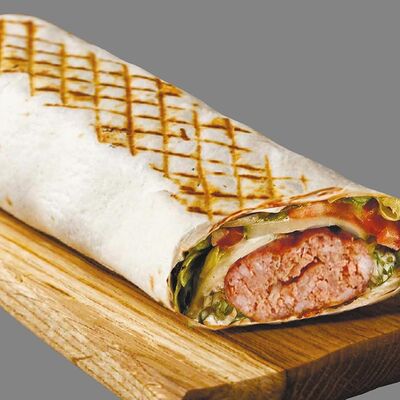 Люля-кебаб говяжий в лаваше в Шаурма халяль в Перекрестке по цене 490 ₽