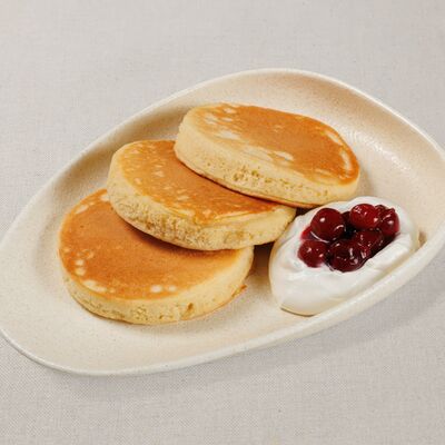 Панкейки с кремом чиз и вишней в Мука и Фартук по цене 336 ₽