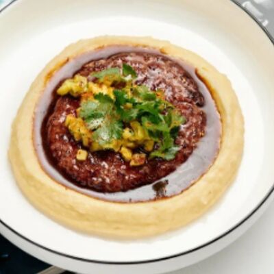 Бифштекс с картофельным кремом и демигласомв Benedict breakfast & lounge по цене 860 ₽