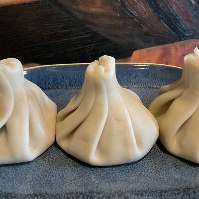 Отварные хинкали с курицей и сыром в Сандро по цене 690 ₽