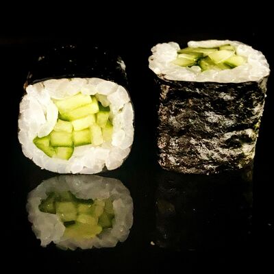 Маки-ролл с огурцом в Император SUSHI PREMIUM по цене 270 ₽