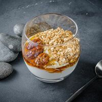 Йогурт с гранолой, пеканом в Encore Cafe