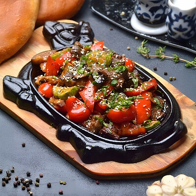 Телятина с овощами на жаровне в Чинар по цене 660 ₽