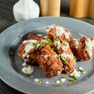 Куриные крылышки Баффало с соусом Блю Чиз в Restobar Бекон по цене 770 ₽