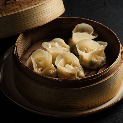 Гедза с палтусом и гребешком в Hanami по цене 1560 ₽