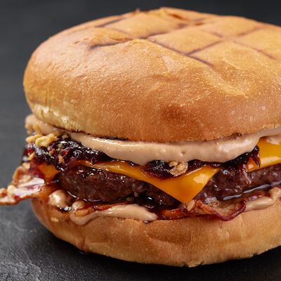 Бургер с луковым джемом в По Чесноку по цене 816 ₽