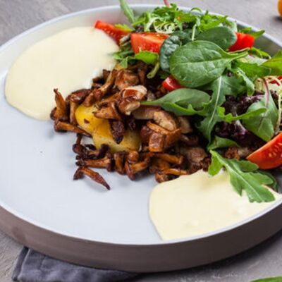 Теплый салат с лисичками в Пряности & Радости на Васильевском по цене 750